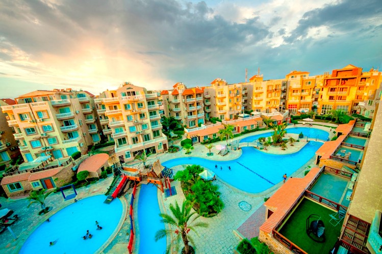 Chalet pool front 